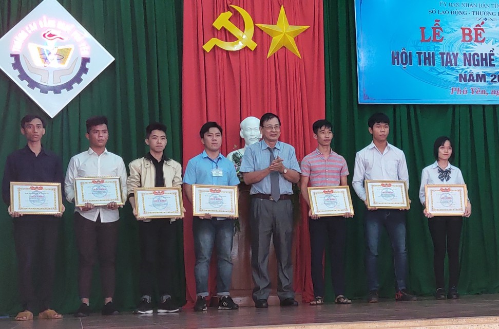 Ông Nguyễn Phất, Giám đốc Sở LĐ-TB-XH tỉnh Phú Yên trao Giải cho các thí sinh